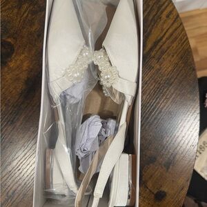 Elegant Cream Women's Shoes with Pearl Detailing